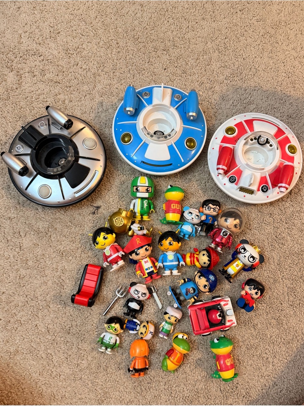 Ryan’s World Figure Playset with Blue, Red, Silver Space Pods